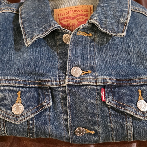 Levi's Blue Denim Jacket with Tan Stitching - Picture 14 of 14